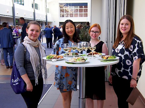 Elintarvikepäivään osallistuneita opiskelijoita (toisena vasemmalta jutussa haastateltu Julia Liu)